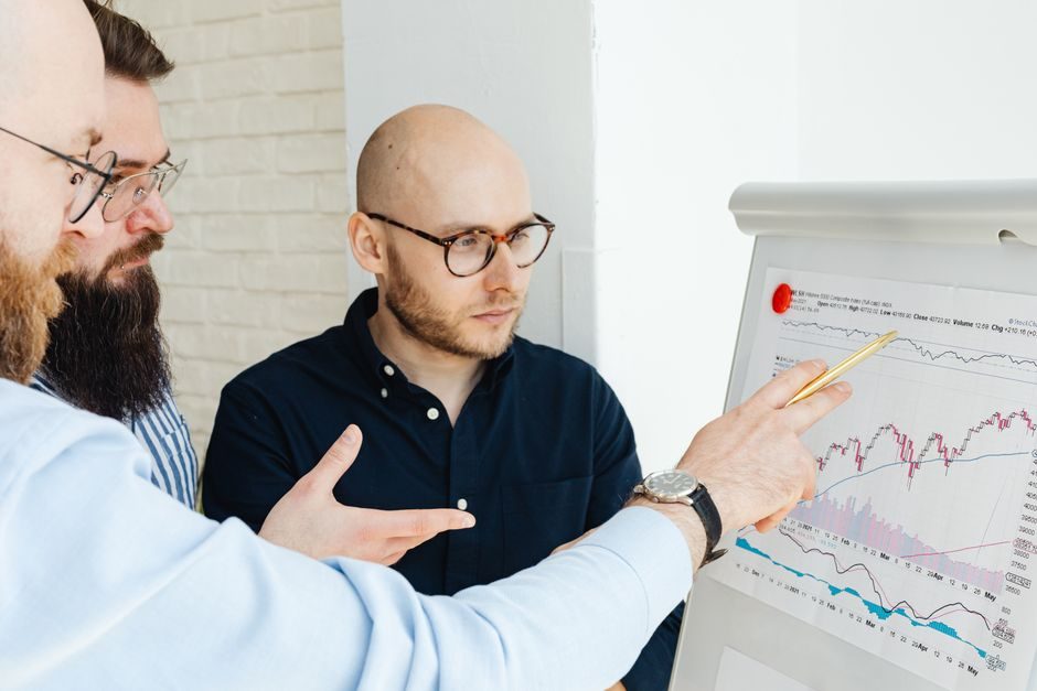 Consultants analysant des données de performance en atelier stratégique