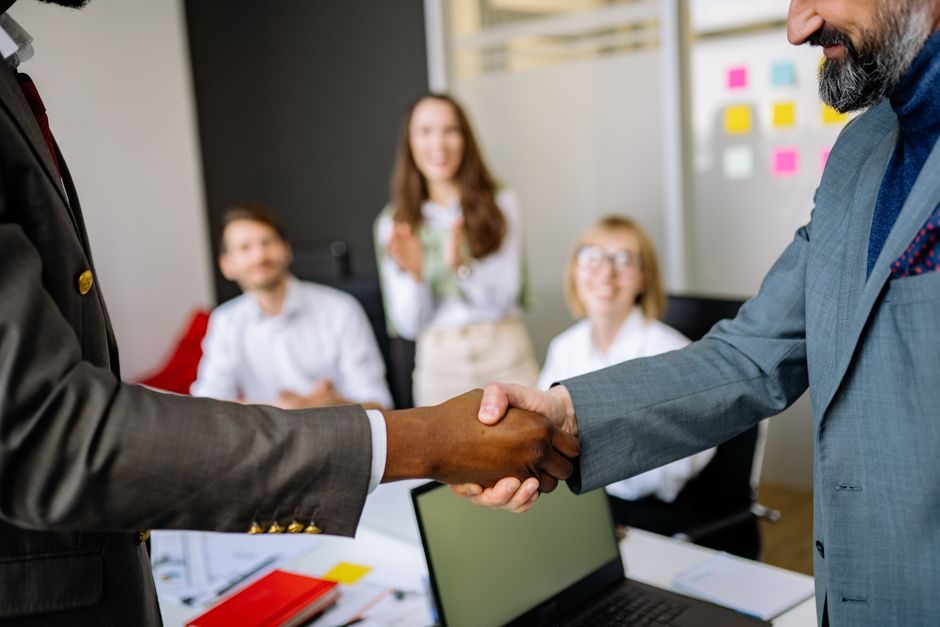 Équipe de consultants Naimex Marketing concluant une entente