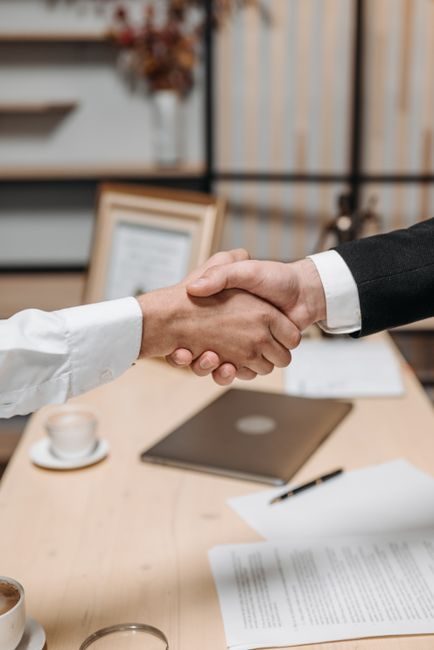 Poignée de main scellant une nouvelle occasion d'affaires