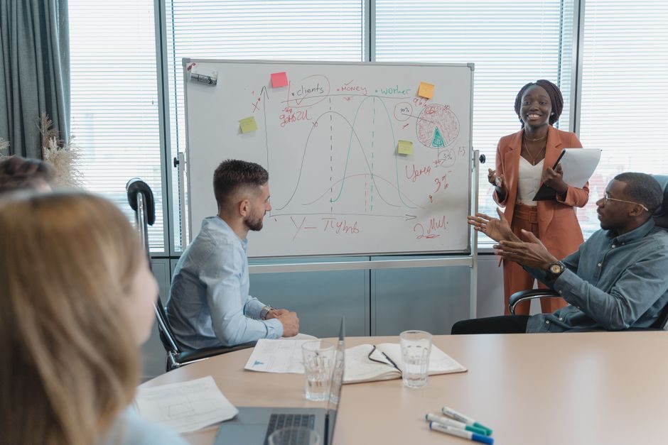 Séance de planification stratégique avec tableau de croissance
